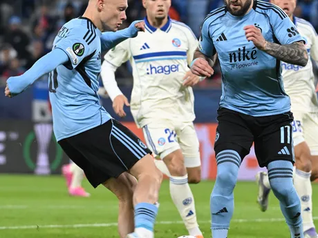 Nino Marcelli (vľavo) a Tigran Barseghjan v zápase Slovan Bratislava - RC Štrasburg. 