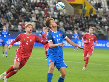 Uprostred hráč Slovenska Jakub Pira a vľavo hráč Moldavska Matteo Obleac počas kvalifikačného zápasu ME 2027 hráčov do 21 rokov, D-skupina Slovensko - Moldavsko.