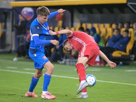 Vľavo hráč Slovenska Mário Sauer a hráč Moldavska Vladislav Costin počas kvalifikačného zápasu ME 2027 hráčov do 21 rokov, D-skupina Slovensko - Moldavsko.