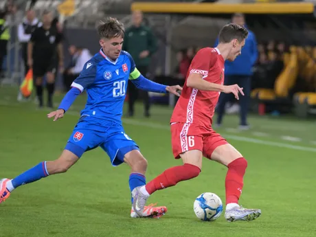 Vľavo hráč Slovenska Mário Sauer a hráč Moldavska Vladislav Costin počas kvalifikačného zápasu ME 2027 hráčov do 21 rokov, D-skupina Slovensko - Moldavsko.