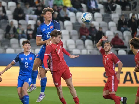 Druhý zľava hráč Slovenska Jakub Pira počas kvalifikačného zápasu ME 2027 hráčov do 21 rokov, D-skupina Slovensko - Moldavsko.