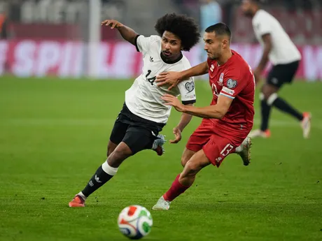  Karim Adeyemi (vľavo) a hráč Luxemburska Dirk Carlson bojujú o loptu v zápase A-skupiny európskej kvalifikácie MS2026 vo futbale mužov Nemecko - Luxembursko