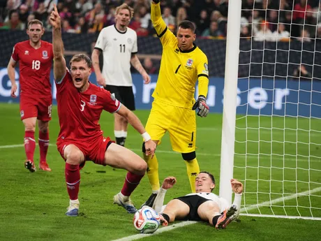 Enes Mahmutovic pri Florianovi Wirtzovi počas zápasu Nemecko - Luxembursko.