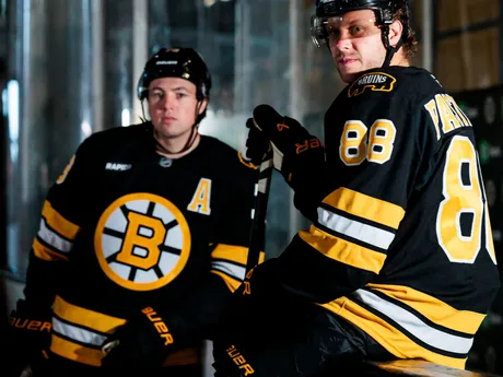 Nové dresy má aj klub Boston Bruins.