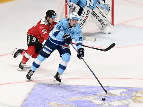 Zľava Carter Turnbull (Banská Bystrica) a Adam Nemec (Nitra)