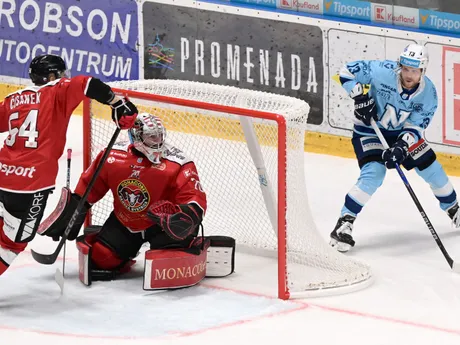 Zľava Boris Česánek (Banská Bystrica), brankár Banskej Bystrice Eriks Vitols a Michal Krištof (Nitra)