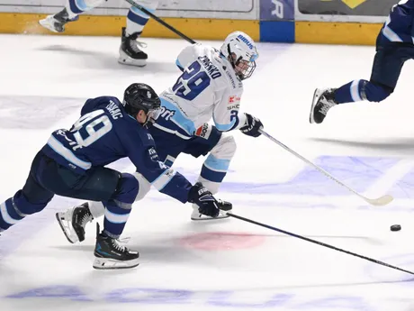 Zľava Samuel Takáč (Bratislava) a Tomáš Chrenko (Nitra) v zápase 14. kola hokejovej Tipsport ligy medzi HK Nitra - HC Slovan Bratislava.