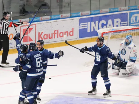 Radosť hráčov Bratislavy po góle v zápase 14. kola hokejovej Tipsport ligy medzi HK Nitra a HC Slovan Bratislava.