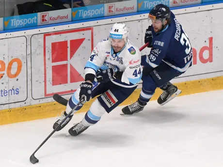 Zľava Zach Osburn (Nitra) a Liam Pecararo (Bratislava) v zápase 14. kola hokejovej Tipsport ligy medzi HK Nitra - HC Slovan Bratislava.