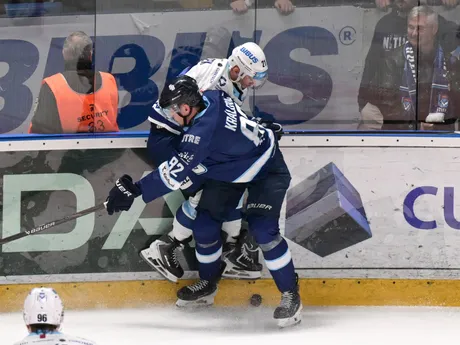 Zľava Filip Bajtek (Nitra) a Tomáš Kralovič (Bratislava) v zápase 14. kola hokejovej Tipsport ligy medzi HK Nitra - HC Slovan Bratislava.