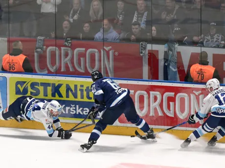 Zľava Zach Osburn (Nitra), Tomáš Marcinko (Bratislava) a Josh Passolt (Nitra) v zápase 14. kola hokejovej Tipsport ligy medzi HK Nitra - HC Slovan Bratislava.