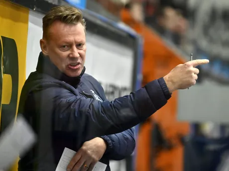 Hlavný tréner HK Poprad Mike Pellegrims gestikuluje v zápase 13. kola hokejovej Tipos extraligy HK Dukla Michalovce - HK Poprad.