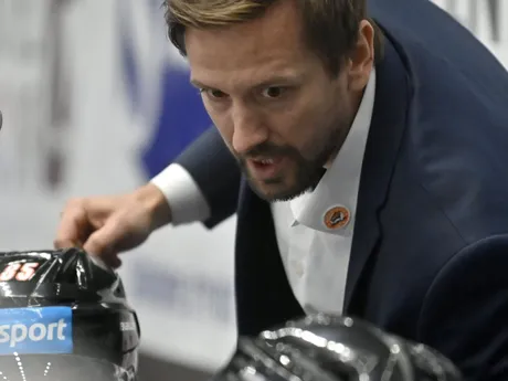Hlavný tréner HK Dukla Michalovce Erik Čaládi reaguje v zápase 13. kola hokejovej Tipos extraligy HK Dukla Michalovce - HC Poprad.