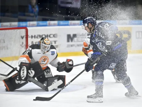 Zľava brankár Vladimír Glosár (Michalovce) a Adam Cracknell (Poprad) v zápase 13. kola hokejovej Tipos extraligy HK Dukla Michalovce - HK Poprad.