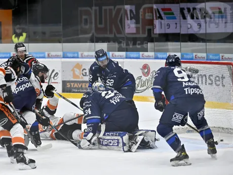 Situácia pri prvom góle do siete HK Poprad v zápase 13. kola hokejovej Tipos extraligy HK Dukla Michalovce - HK Poprad.