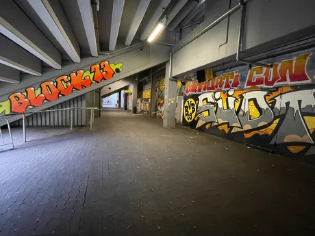 Zázemia štadióna zdobia  impozantné graffiti,