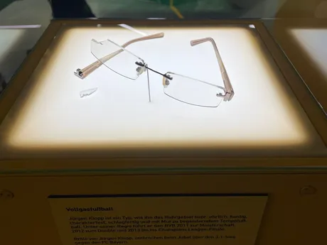 Okuliare Jürgen Kloppa v klubovom múzeu.