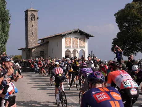 Momentka z pretekov Okolo Lombardska 2025