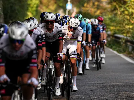 Momentka z pretekov Okolo Lombardska 2025