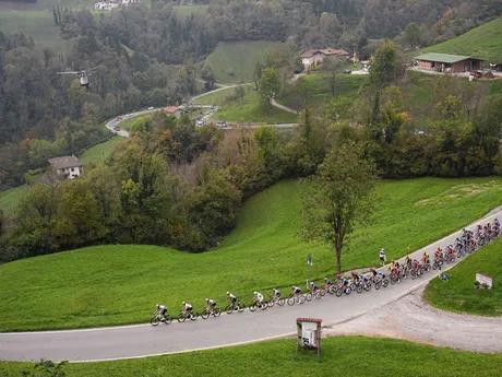 Momentka z pretekov Okolo Lombardska 2025