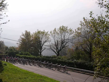 Momentka z pretekov Okolo Lombardska 2025