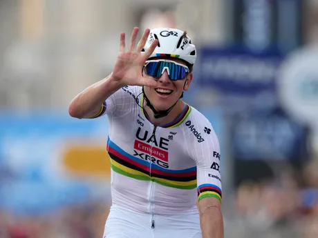 Tadej Pogačar oslavuje víťazstvo na pretekoch Okolo Lombardska 2025