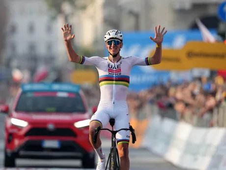 Tadej Pogačar oslavuje víťazstvo na pretekoch Okolo Lombardska 2025