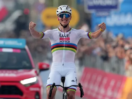 Tadej Pogačar oslavuje víťazstvo na pretekoch Okolo Lombardska 2025