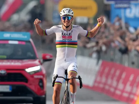 Tadej Pogačar oslavuje víťazstvo na pretekoch Okolo Lombardska 2025