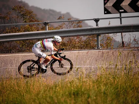 Tadej Pogačar počas pretekov Okolo Lombardska 2025