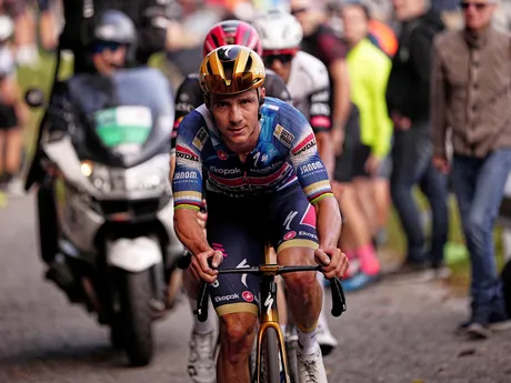 Remco Evenepoel počas pretekov Okolo Lombardska 2025