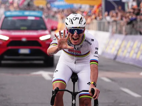Tadej Pogačar oslavuje víťazstvo na pretekoch Okolo Lombardska 2025