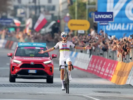 Tadej Pogačar oslavuje víťazstvo na pretekoch Okolo Lombardska 2025