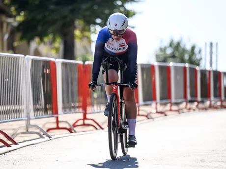 Slovenská cyklistka Nora Jenčušová v časovke žien na ME 2025.