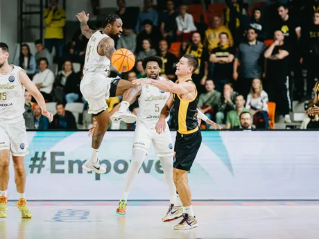 Momentka zo zápasu Patrioti Levice - AEK Atény v Lige majstrov. 