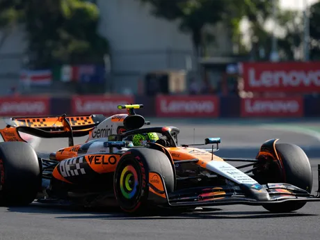 Lando Norris počas kvalifikácie na VC Mexika 2025 formuly 1.