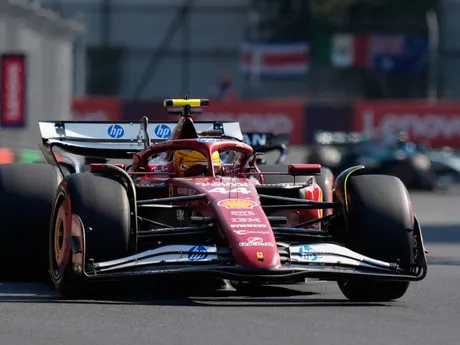 Lewis Hamilton počas kvalifikácie na VC Mexika 2025 formuly 1.