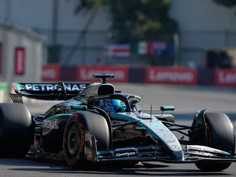 George Russell počas kvalifikácie na VC Mexika 2025 formuly 1.