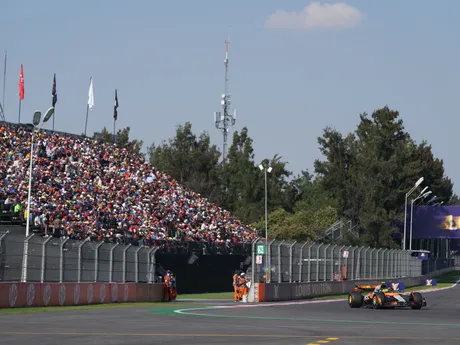 Lando Norris počas kvalifikácie na VC Mexika 2025 formuly 1.