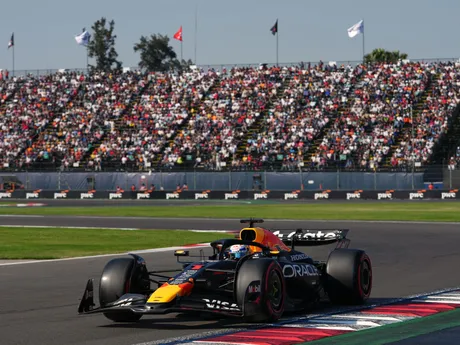 Max Verstappen počas kvalifikácie na VC Mexika 2025 formuly 1.