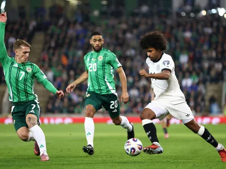 Vpravo Nemec Karim Adeyemi v zápase kvalifikácia MS vo futbale 2026: Severné Írsko - Nemecko.