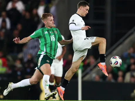 Vpravo Nemec Florian Wirtz a Alistair McCann v zápase kvalifikácia MS vo futbale 2026: Severné Írsko - Nemecko.