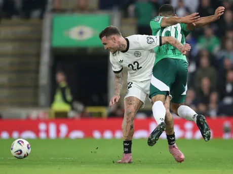 Vľavo Nemec David Raum a Brodie Spencer v zápase kvalifikácia MS vo futbale 2026: Severné Írsko - Nemecko.