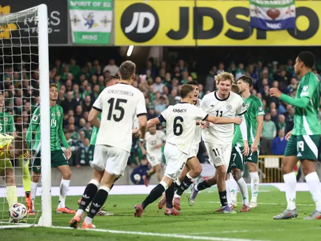 Nemec Nick Woltemade strieľa úvodný gól v zápase kvalifikácia MS vo futbale 2026: Severné Írsko - Nemecko.