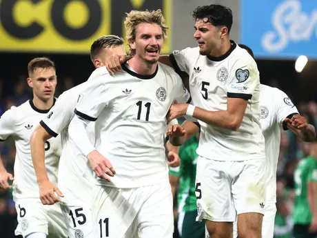 Nemec Nick Woltemade oslavuje gól v zápase kvalifikácia MS vo futbale 2026: Severné Írsko - Nemecko.