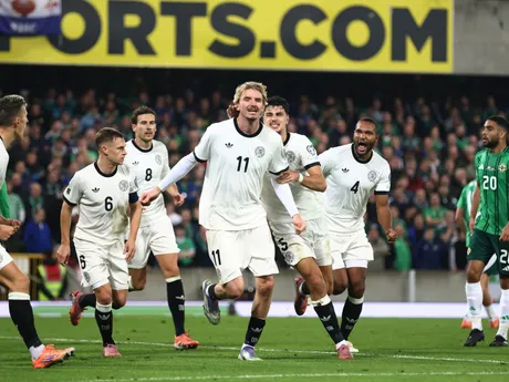Nemec Nick Woltemade oslavuje gól v zápase kvalifikácia MS vo futbale 2026: Severné Írsko - Nemecko.