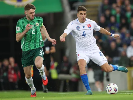 Conor Bradley a Adam Obert počas zápasu Severné Írsko - Slovensko v kvalifikácii MS vo futbale 2026. 