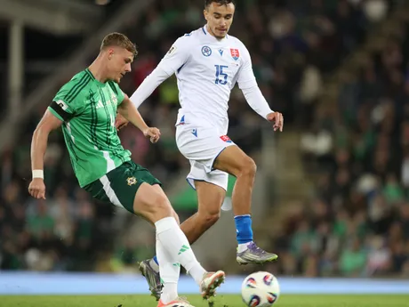 Daniel Ballard a David Strelec počas zápasu Severné Írsko - Slovensko v kvalifikácii MS vo futbale 2026. 