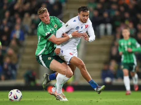 Daniel Ballard a David Strelec počas zápasu Severné Írsko - Slovensko v kvalifikácii MS vo futbale 2026. 