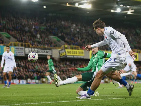 Leo Sauer a Trai Hume počas zápasu Severné Írsko - Slovensko v kvalifikácii MS vo futbale 2026. 